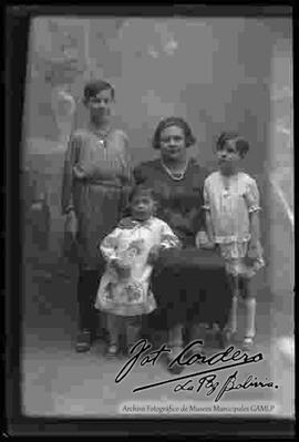 Foto de estudio de una madre con sus tres hijas