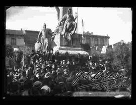 Concentración de una multitud de personas en el monumento de la plaza Murillo