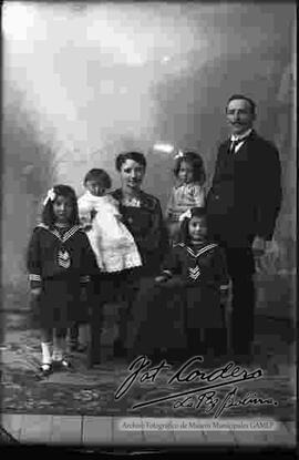 Retrato  de estudio de una familia