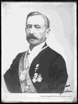 Reproducción de una fotografía de medio cuerpo de Gregorio Pacheco Leyes,  Presidente de Bolivia durante el periodo de 4 de septiembre  1884 al 15 de agosto de 1888