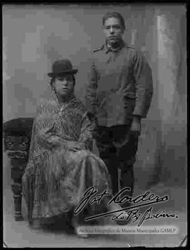 Foto de estudio de una familia: chola junto a su hermano