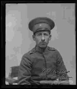 Foto de estudio de medio cuerpo, de un soldado, para realizar tramites