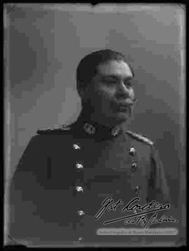 Foto de estudio, de medio cuerpo, del General quiroz