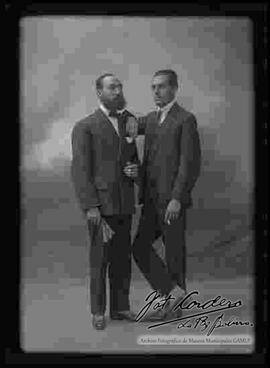 Fotografía de estudio de dos varones.