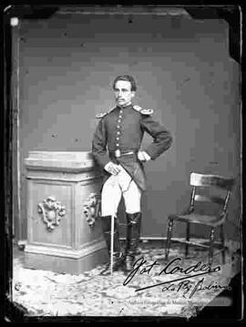 Documento antiguo. Foto de estudio de un militar.