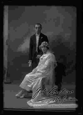 Retrato   de una pareja de  novios, en el día de su matrimonio