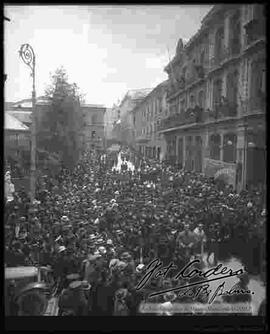 Concentración de una multitud de personas en la calle Evaristo Valle, por causa de la transmisión de mando de   Ismael Montes a Gutiérrez Guerra