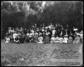 Grupo de diplomáticos junto a sus esposas, donde se encuentra José Vicente B. y Hernando Siles, delante de unos arboles