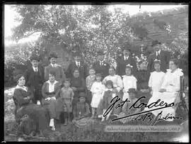 Familia reunida en el huerto de una casa