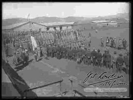 Desfile del regimiento abaroa, en el cuartel, con oficiales y autoridades, en el puerto central de guaqui