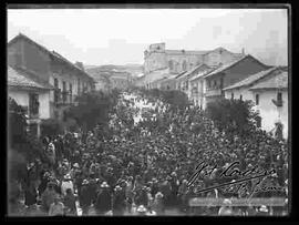 Entrada de comparsas en carnavales por la avenida América.