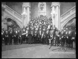 Presidente Hernando Siles, junto a Embajadores y Nucio Apostólico, en las gradas del Palacio de Gobierno,   periodo de 10 de enero de 1926 al 28 de mayo de 1930