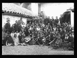 Reunión de la familia Cordero en el patio de una casa, por la celebración de la fiesta patronal de Pucarani.