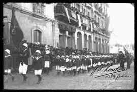 Desfile del 6 de agosto, por parte de estudiantes de una escuela fiscal de varones, pasando por la plaza Murillo, delante del hotel Paris.