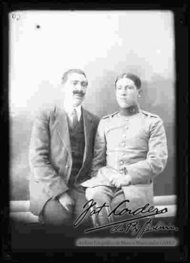 Foto de estudio de un señor y un joven militar (padre e hijo)