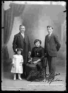 Retrato  de estudio de una familia