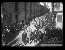 Desfile del 6 de agosto, pasando por la calle Mercado esquina Yanacocha, donde se encuentra el presidente Bautista Saavedra