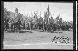 Regimiento de caballería, con su comandante formados y listos para entonar el himno nacional