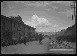 Carrera a caballos delante del frontis del Colegio Militar