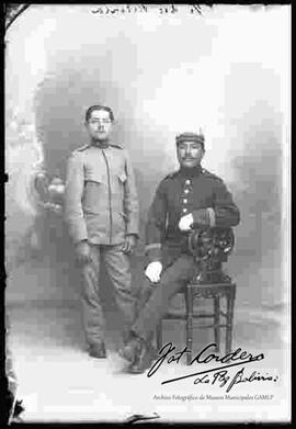 Fotografía de estudio: Dos Militares, a la derecha un sargento