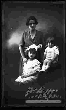 foto de estudio de una madre junto a sus dos hijos pequeños