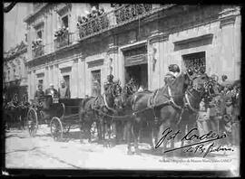 Embajador de Chile, Don José Miguel Echenique, que se encuentra junto al Señor Moises Ascarrunz, introductor de embajadores, en un carruaje, pasando por el Palacio de Gobierno