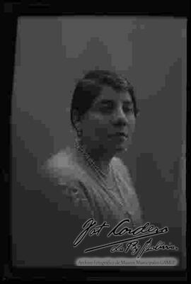 Foto de estudio de medio cuerpo de la señora Carmen, esposa del doctor Nataniel berben
