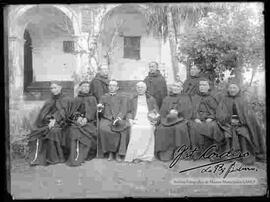 Sacerdote  franciscano en el patio del Convento de San Francisco