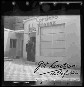 Julio Cordero Ordoñez y Jose Jimenez, afuera del estudio fotografico Cordero, ubicado en la calle mercado esquina colón