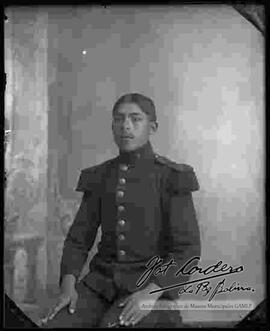 Foto de estudio de medio cuerpo de un soldado
