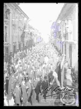 Desfile cívico por el 16 de julio, donde se encuentra el presidente Bautista Saavedra, pasando por la calle Mercado.