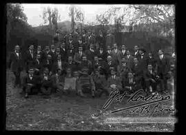 Grupo de médicos y amigos en el patio de una casa particular