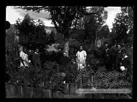 Familia en el jardín de una casa particular