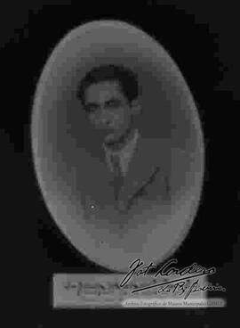 Imagen del Sr. Juan Manuel Parada. Delegado de los alumnos de la Facultad de Comercio. Parte del primer consejo universitario, Universidad Mayor Gabriel Rene Moreno, Santa Cruz - Bolivia junio de 1939.