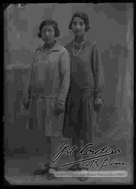 Foto de estudio, Luisa Ernestina y Corina Andrea Cordero Ordoñez, hijas de Julio Cordero Castillo