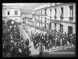 Presidente Hernando Siles, junto a sus ministros y escoltado por el Cuerpo Militar, dirigiéndose a un TDUM en la antigua catedral