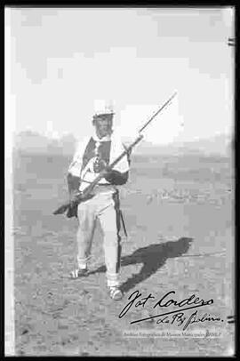 Soldado de los Colorados de Bolivia agarrando su fusil, en el altiplano