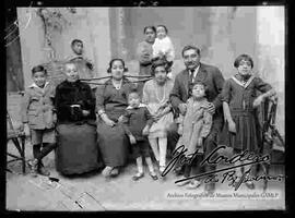 Familia en el patio de una casa particular