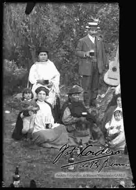 Familia en un día de campo, compartiendo bebidas