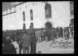 Concentración de personas en puertas de la cárcel de  San Pedro para sacar a los detenidos, el 27 de septiembre, revolución de 1946