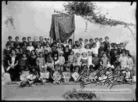 Grupo de niñas y niños del kinder garten Nº 2 fiscal La Paz junto a sus profesoras y el estandarte.