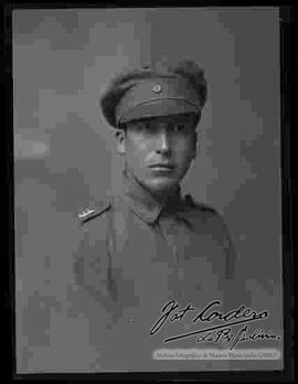 Foto de estudio, de medio cuerpo de un sargento, que fue participe de la Guerra del Chaco