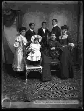Retrato  de estudio de una familia