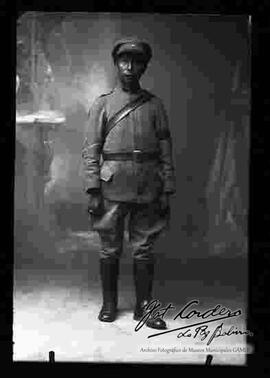 Foto de estudio de un soldado