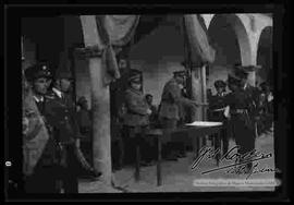 Entrega de reconocimiento a un oficial, en el patio de la academia de policías
