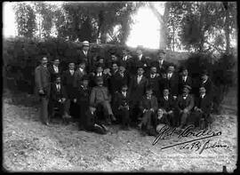 Grupo político en el huerto de una casa particular, donde se encuentra hernando siles