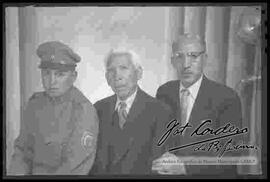 Retrato  de estudio de medio cuerpo de Julio Cordero Benavides, Julio cordero castillo y julio cordero ordoñez tomada en el mes de agosto de 1958
