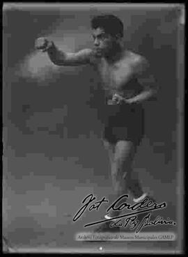 Foto de estudio de un boxeador del club Pabón, entrenando