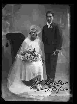 Retrato   de una pareja de  novios, en el día de su matrimonio