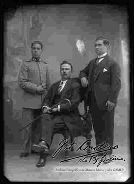 Foto de estudio de dos varones y un cadete del Colegio Militar